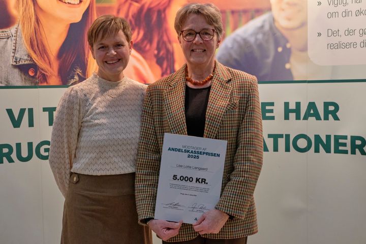 Lise-Lotte Liengaard (th) sammen med Helle Bæklund (tv), aktionærrådsformand i Andelskassens aktionærkreds Fyn og Sjælland
