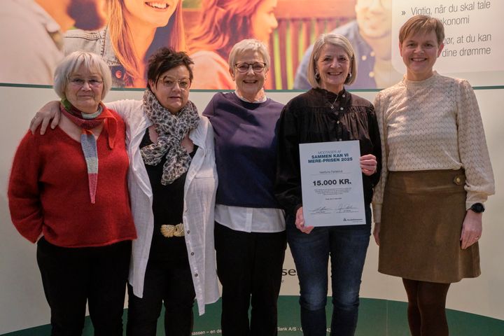 Prismodtagere fra Vestfyns Ferieklub sammen med Helle Bæklund (th), aktionærrådsformand i Andelskassens aktionærkreds Fyn og Sjælland