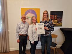 Repræsentanter fra Løjt Lands Vinterbadere sammen med Steen Iwang fra Fonden for Andelskasserne i område Syd.