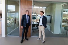 Martin Jørgensen, tidligere professionel fodboldspiller, landsholdsspiller og legende i AGF, og Jan Pedersen, adm. direktør i Andelskassen.