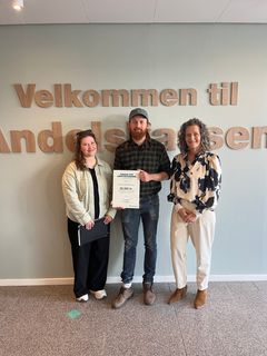 Repræsentanter fra Den Naturlige Destination og Lene Fisker(th), centerdirektør i Andelskassen i Ribe