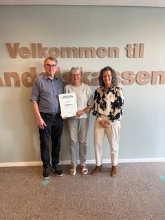 Repræsentanter fra Danske Seniorer Kreds Syd/Vest og Lene Fisker(th), centerdirektør i Andelskassen i Ribe