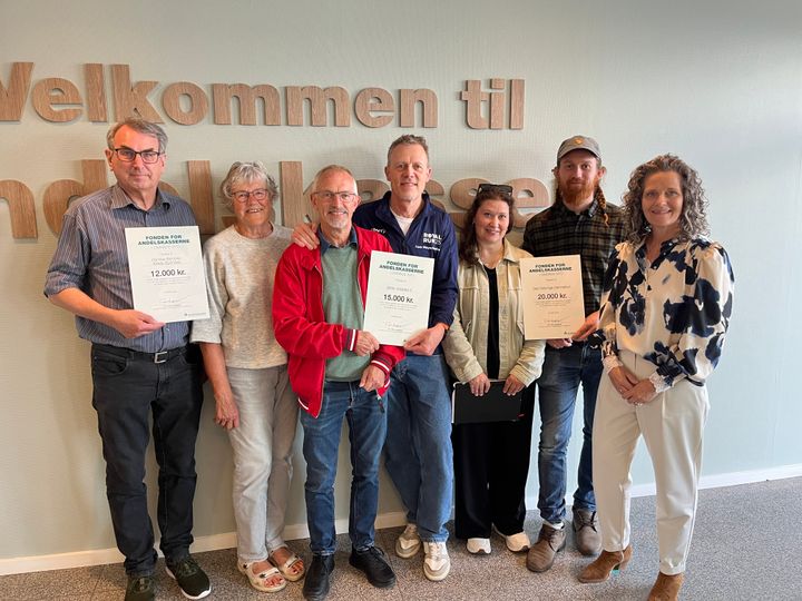 Repræsentanter fra de tre modtagere af fondsmidler sammen med Lene Fisker(th), centerdirektør i Andelskassen i Ribe