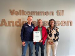 Repræsentanter fra Øster Vedsted IF og Lene Fisker, centerdirektør i Andelskassen i Ribe