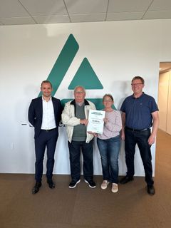 Repræsentanter fra Tambours Haves Venner, Michael Bitsch Jakobsen  (tv), centerdirektør i Andelskassen i Esbjerg og Claus Brink (th), bestyrelsesmedlem i Fonden for Andelskasserne i område Syd
