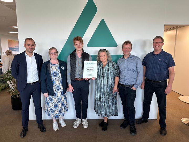 Repræsentanter fra Esbjerg Salsaforening, Michael Bitsch Jakobsen  (tv), centerdirektør i Andelskassen i Esbjerg og Claus Brink (th), bestyrelsesmedlem i Fonden for Andelskasserne i område Syd
