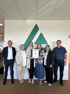 Repræsentanter fra Ho Bugt Havbad, Michael Bitsch Jakobsen  (tv), centerdirektør i Andelskassen i Esbjerg og Claus Brink (th), bestyrelsesmedlem i Fonden for Andelskasserne i område Syd