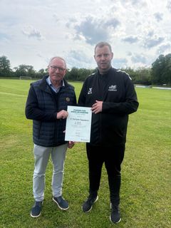 Mickey Nørgaard (th), næstformand i IF Midtdjurs Fodboldafdeling og Søren Anker Sørensen, bestyrelsesmedlem i Fonden for Andelskasserne i område Nord