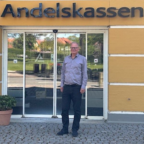 Frank Kierstein Rasmussen foran Andelskassen i Svendborg, hvor han har arbejdet som kunderådgiver de sidste 10 år. Nu går han på pension.