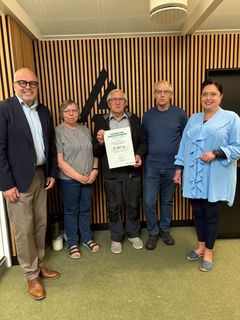 Repræsentanter fra Levende Landsbykultur i Vesthimmerland, Michael Simonsen (tv), bestyrelsesmedlem i Fonden for Andelskasserne i område Nord og Jeanette Skipper (th), privatkundechef i Andelskassen i Hobro