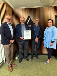 Repræsentanter fra Fruerlundparken, Michael Simonsen (tv), bestyrelsesmedlem i Fonden for Andelskasserne i område Nord og Jeanette Skipper (th), privatkundechef i Andelskassen i Hobro