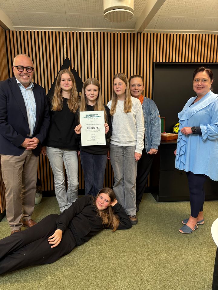Repræsentanter fra Alletiders Familie Teater, Michael Simonsen (tv), bestyrelsesmedlem i Fonden for Andelskasserne i område Nord og Jeanette Skipper (th), privatkundechef i Andelskassen i Hobro