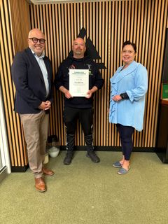Repræsentant fra Dragon BMX, Michael Simonsen (tv), bestyrelsesmedlem i Fonden for Andelskasserne i område Nord og Jeanette Skipper (th), privatkundechef i Andelskassen i Hobro