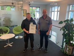Repræsentant fra Lokalforeningen Janderup og Mikael Skov (th) næstformand i Fonden for Andelskasserne i område Syd