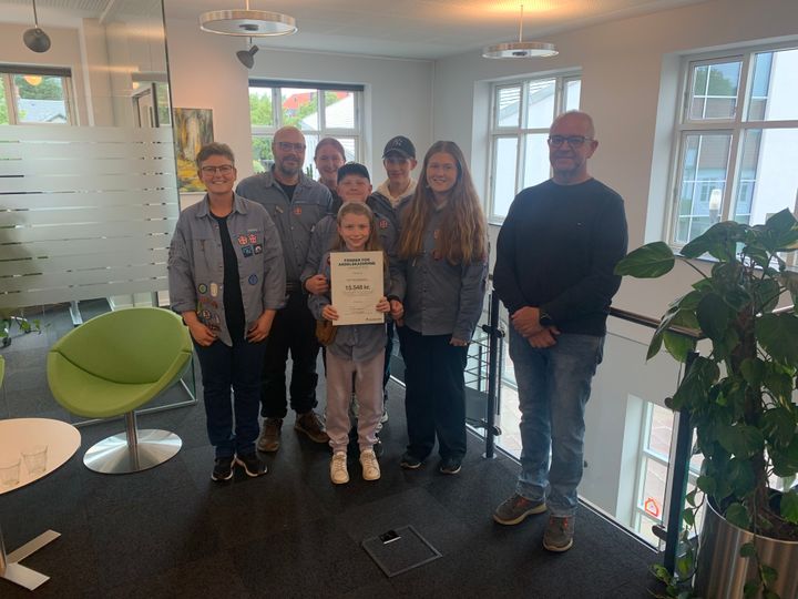 Repræsentanter fra FDF Nordenskov og Jørgen Gammelgaard (th), bestyrelsesmedlem i Fonden for Andelskasserne i område Syd