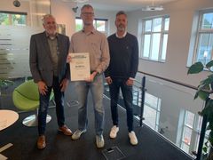 Repræsentant fra Næsbjerg Borgerforening, Finn Ladegaard (tv), formand i Fonden for Andelskasserne i område Syd og Martin Ibsen (th), centerdirektør i Andelskassen i Varde