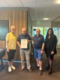 Repræsentanter fra Hedens Golf Klub, Pia Viller Arendt (tv), næstformand for Fonden for Andelskasserne i område Nord og Lisbeth Dalum Hansen (th), centerdirektør i Andelskassen i Viborg