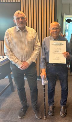 Repræsentant fra Løvel og Omegns Seniorforening og Brian Vels (tv), bestyrelsesmedlem i Fonden for Andelskasserne i område Nord