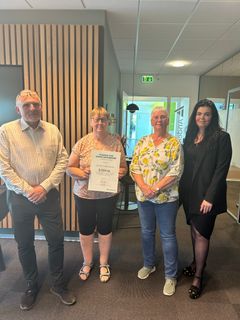 Repræsentanter fra Vammen Forsamlingshus, Brian Vels, bestyrelsesmedlem i Fonden for Andelskasserne i område Nord og Lisbeth Dalum Hansen (th), centerdirektør i Andelskassen i Viborg