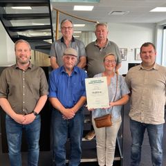 Repræsentanter fra Sdr. Bork Forsamlingshus, Ryan Tobiasen (tv), centerdirektør i Andelskassen i Skjern, og Michael Knudsen (th), bestyrelsesmedlem i Fonden for Andelskasserne i område Nord