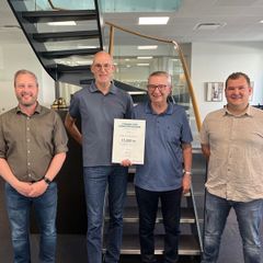 Repræsentanter fra Skjern Udviklingsforum, Ryan Tobiasen (tv), centerdirektør i Andelskassen i Skjern, og Michael Knudsen (th), bestyrelsesmedlem i Fonden for Andelskasserne i område Nord
