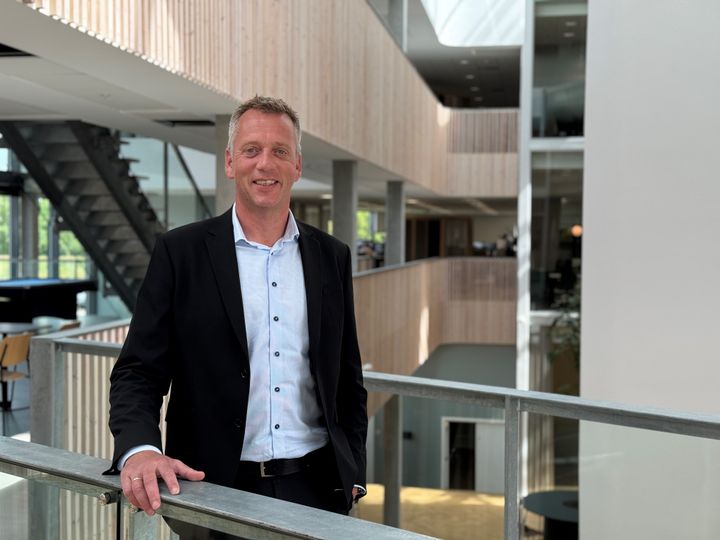 Jacob Balling er udnævnt som storkundedirektør i Andelskassen. Her står han i Andelskassens nye hovedsæde i Aarhus N.