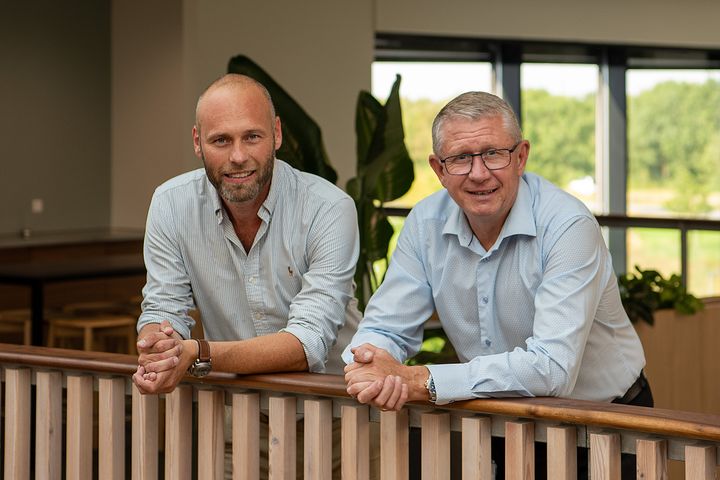 Mads Dyrberg (tv), CEO Winest og Jan Pedersen (th), adm. direktør i Andelskassen står i Andelskassens nye hovedsæde i Aarhus.
