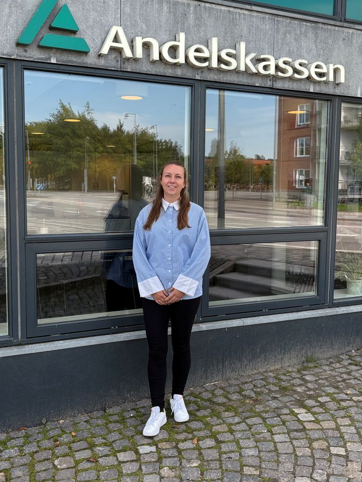 Julie Rosenfeldt Laursen foran Andelskassens lokaler på Sdr. Kajgade 2 i Hobro.