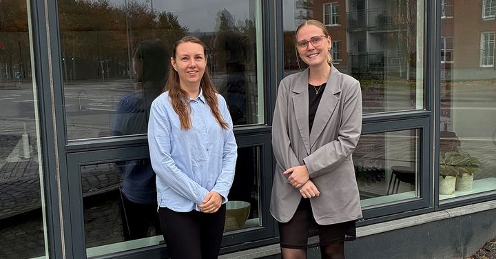 Julie Helweg Erichsen(th) er startet som kunderådgiver i Andelskassen i Hobro. Hun står sammen med Julie Rosenfeldt Laursen(tv), privatkundechef i Andelskassen i Hobro.