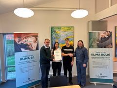 Repræsentanter fra DCH*afd. 114 Thisted sammen med Mikael Nielsen (tv), som er formand for Fonden for Andelskasserne i område Nord og Lene Hebsgaard Larsen (th), centerdirektør i Andelskassen i Koldby