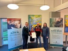 Repræsentanter fra Sjørring Bordtennisklub sammen med Mikael Nielsen (tv), som er formand for Fonden for Andelskasserne i område Nord og Lene Hebsgaard Larsen (th), centerdirektør i Andelskassen i Koldby