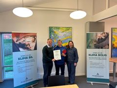 Repræsentant fra Koldby-Hørdum Idrætsforening sammen med Mikael Nielsen (tv), som er formand for Fonden for Andelskasserne i område Nord og Lene Hebsgaard Larsen (th), centerdirektør i Andelskassen i Koldby