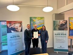 Repræsentant fra Morsø Sejlklub & Marina sammen med Mikael Nielsen (tv), som er formand for Fonden for Andelskasserne i område Nord og Lene Hebsgaard Larsen (th), centerdirektør i Andelskassen i Koldby