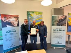 Repræsentant fra Padel Forening Thy sammen med Mikael Nielsen (tv), som er formand for Fonden for Andelskasserne i område Nord og Lene Hebsgaard Larsen (th), centerdirektør i Andelskassen i Koldby