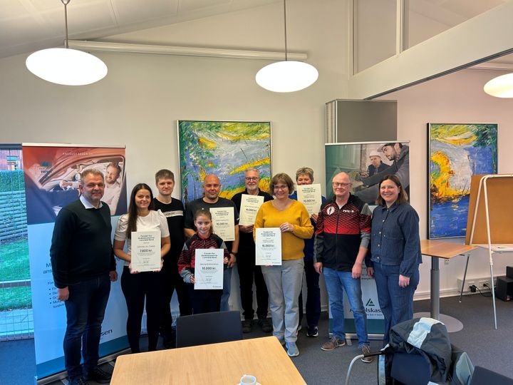 Repræsentanter fra de fem modtagere af fondsmidler sammen med Mikael Nielsen (tv), formand for Fonden for Andelskasserne i område Nord og Lene Hebsgaard Larsen (th), centerdirektør i Andelskassen i Koldby