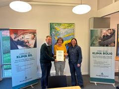 Repræsentant fra Koldby-Hørdum Idrætsforening, gymnastikafdelingen, sammen med Mikael Nielsen (tv), som er formand for Fonden for Andelskasserne i område Nord og Lene Hebsgaard Larsen (th), centerdirektør i Andelskassen i Koldby