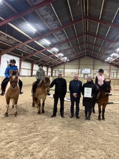 På billedet ses repræsentanter fra Kongsvad Rideklub Thorsager sammen med Søren Anker Sørensen (nr. 3 fra højre) fra fonden