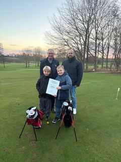 På billedet ses repræsentanter fra Grenaa Golfklub  sammen med Søren Anker Sørensen (bagerst til venstre) fra fonden