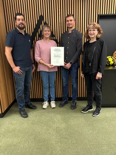 Repræsentanter fra Tisted Borgerforening sammen med Christian Munkholm(tv), bestyrelsesmedlem i Fonden for Andelskasserne i område Nord og Lene Nielsen(th), centerdirektør i Andelskassen i Hobro