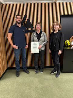 Repræsentanter fra Hersom-Bjerregrav Idrætsforening sammen med Christian Munkholm(tv), bestyrelsesmedlem i Fonden for Andelskasserne i område Nord og Lene Nielsen(th), centerdirektør i Andelskassen i Hobro