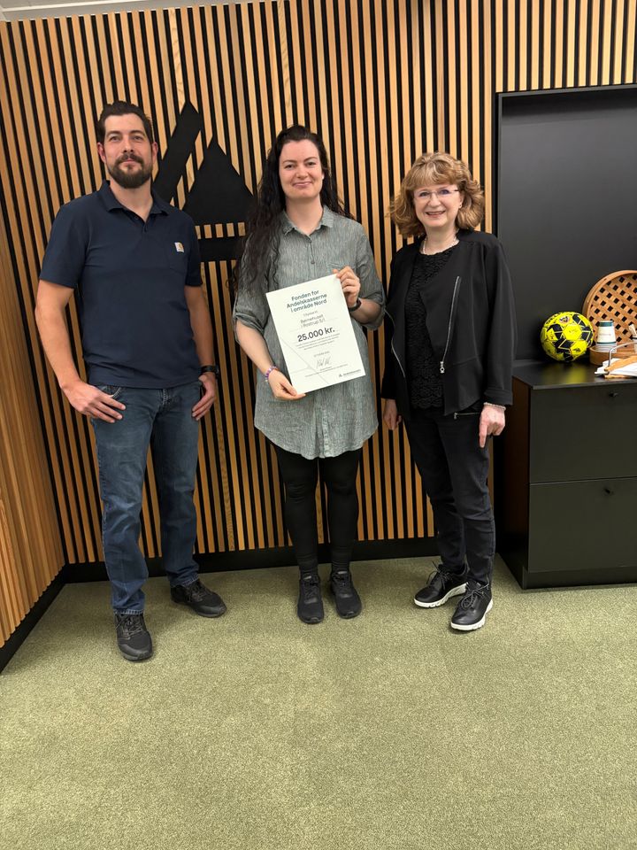 Repræsentant fra Børnehuset i Rostrup S/I sammen med Christian Munkholm, bestyrelsesmedlem i Fonden for Andelskasserne i område Nord og Lene Nielsen, centerdirektør i Andelskassen i Hobro