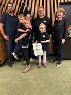 Repræsentanter fra Aars 4H-Gård sammen med Christian Munkholm(tv), bestyrelsesmedlem i Fonden for Andelskasserne i område Nord og Lene Nielsen(th), centerdirektør i Andelskassen i Hobro