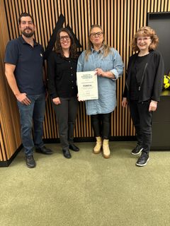 Repræsentanter fra Hadsund Boldklub sammen med Christian Munkholm(tv), bestyrelsesmedlem i Fonden for Andelskasserne i område Nord og Lene Nielsen(th), centerdirektør i Andelskassen i Hobro