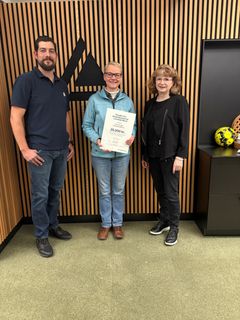 Repræsentant fra Foreningen Sortemosehus sammen med Christian Munkholm(tv), bestyrelsesmedlem i Fonden for Andelskasserne i område Nord og Lene Nielsen(th), centerdirektør i Andelskassen i Hobro