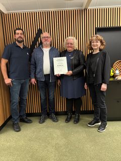 Repræsentanter fra Kommunale Pensionistklub sammen med Christian Munkholm(tv), bestyrelsesmedlem i Fonden for Andelskasserne i område Nord og Lene Nielsen(th), centerdirektør i Andelskassen i Hobro