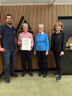 Repræsentanter fra Hvam-Hvilsom Pensionistforening sammen med Christian Munkholm(tv), bestyrelsesmedlem i Fonden for Andelskasserne i område Nord og Lene Nielsen(th), centerdirektør i Andelskassen i Hobro