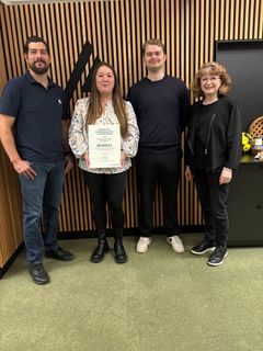 Repræsentanter fra Mejlby-Haverslev KFUM's IF sammen med Christian Munkholm(tv), bestyrelsesmedlem i Fonden for Andelskasserne i område Nord og Lene Nielsen(th), centerdirektør i Andelskassen i Hobro