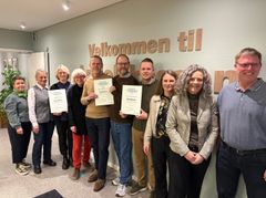 Repræsentanter fra de tre foreninger sammen med Lene Fisker (th), centerdirektør i Andelskassen i Ribe og Claus Brink (yderst til højre), bestyrelsesmedlem i Fonden for Andelskasserne i område Syd