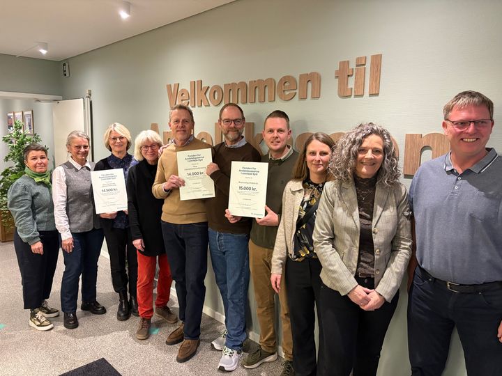 Repræsentanter fra de tre foreninger sammen med Lene Fisker (th), centerdirektør i Andelskassen i Ribe og Claus Brink (yderst til højre), bestyrelsesmedlem i Fonden for Andelskasserne i område Syd