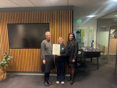 Repræsentant fra Hald Ege-Ravnstrup KFUMs Idrætsforening sammen med Pia Viller Arendt (tv), næstformand for Fonden for Andelskasserne i område Nord og Lisbeth Dalum Hansen (th), centerdirektør i Andelskassen i Viborg